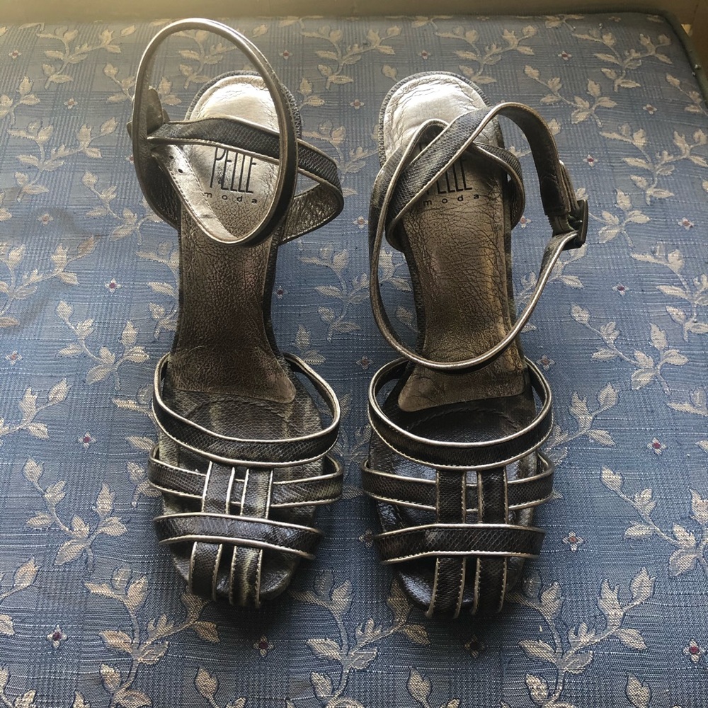 Pelle Moda woven green snake wood heels size 7